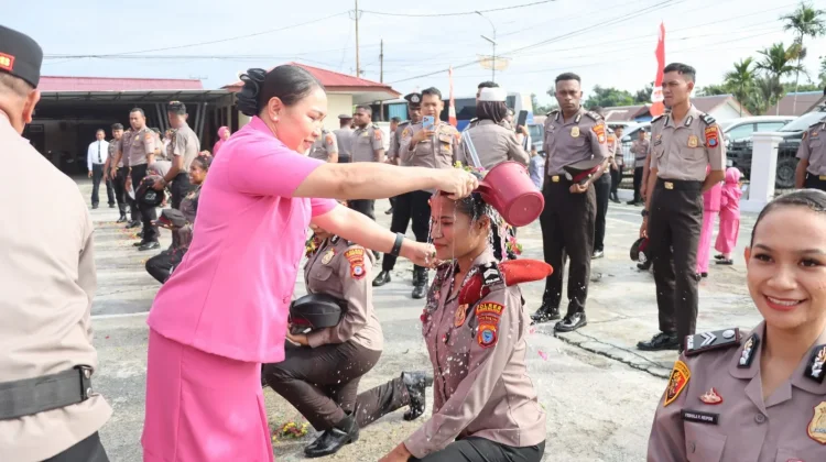 56 Personel Polres Sorong Selatan Menerima Kenaikan Pangkat