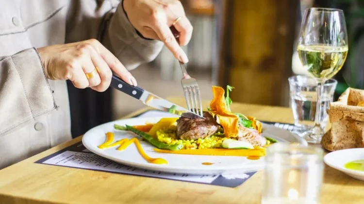 Fenomena Solo Dining: Makan Sendiri, Kenapa Tidak?