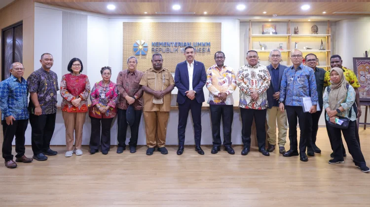 Elisa Kambu Paparkan Cetak Biru Transformasi Ekonomi OAP kepada Menteri Koperasi