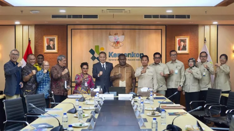 Elisa Kambu Paparkan Cetak Biru Transformasi Ekonomi OAP kepada Menteri Koperasi