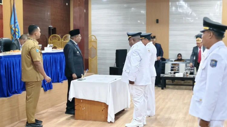 Bupati Raja Ampat Lantik 16 Kepala Distrik dan 4 Lurah