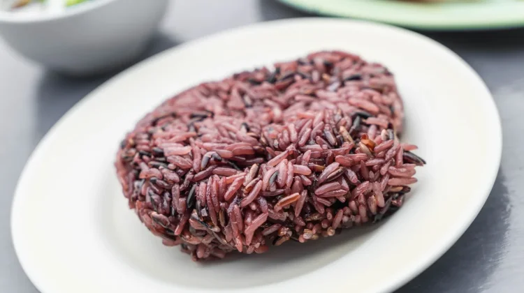 Alasan Nasi Merah Jadi Pilihan Favorit Pola Makan Sehat Modern