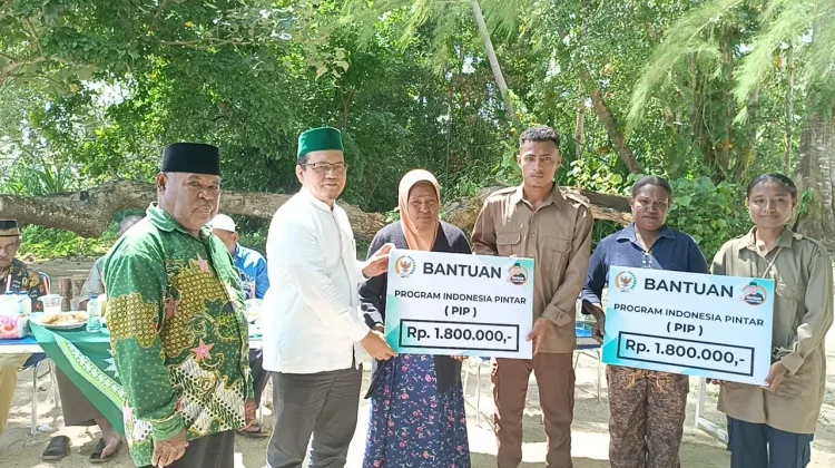Senator DPD RI - H. Hartono Salurkan PIP di Pulau Arar