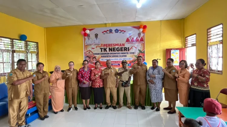 Sekda Resmikan TK Negeri Binaan GOW Sorong Selatan
