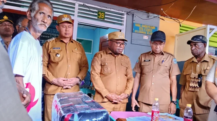 Wali Kota Sorong Kunjungi Korban Kebakaran dan Serahkan Bantuan