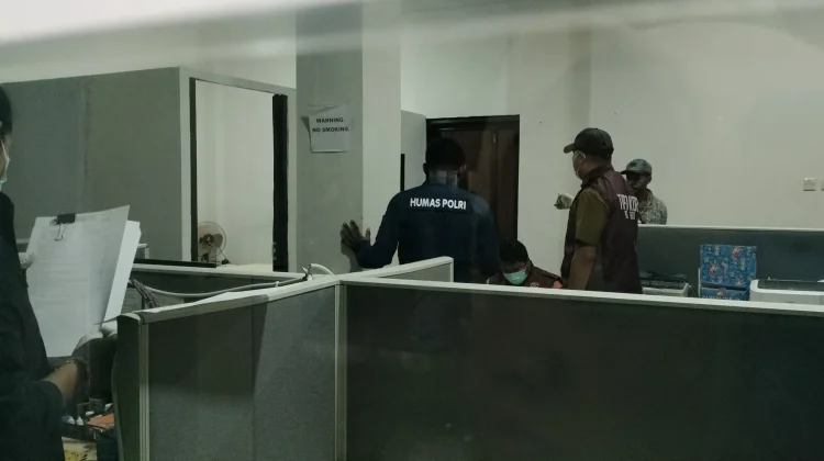 Penggeledahan Kantor DPRP PBD oleh Tipikor Polda PBD