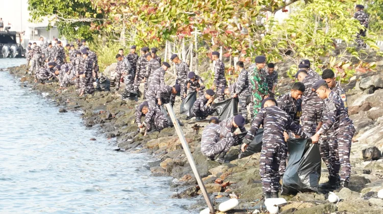 Sambut HUT Kodaeral XIV Ke-1, Prajurit Kodaeral XIV Sorong Aksi Bersih- bersih Pantai