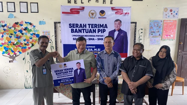 Serahkan Beasiswa PIP, Rico Sia Bantu Ratusan Siswa SD Negeri 26 Kota Sorong