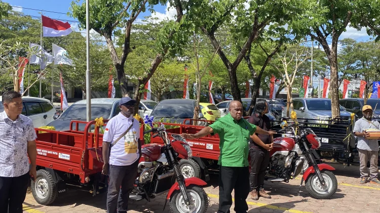 DLH Papua Barat Daya Salurkan 6 Motor Roda Tiga CSR Bank Papua ke Pengelola Sampah