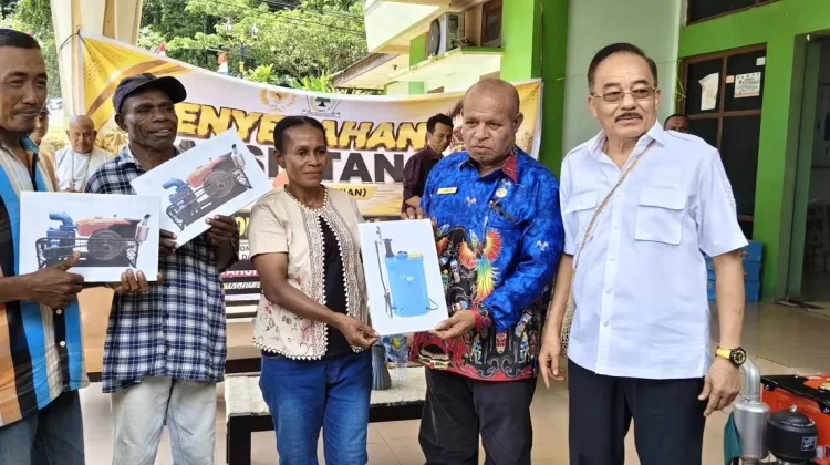 45 Unit Alsintan Bantuan Robert Kardinal Disalurkan untuk Petani Kota Sorong