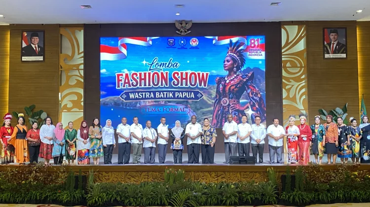 Lintas Organisasi Perempuan Ramaikan Fashion Show Wastra Batik Papua di Aimas