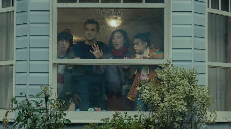 Promo Film Netflix: Pria Hidup di Baliho Los Angeles Demi Film "The Last House"