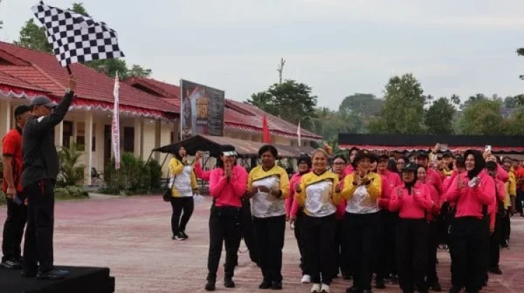 Semarak Sambut HUT RI ke-81 dan HUT Polwan ke-78, Polda PBD Laksanakan Jalan Santai