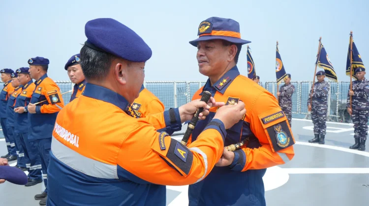 Panglima Koarmada III Terima Brevet Kehormatan Hidro-oseanografi TNI AL