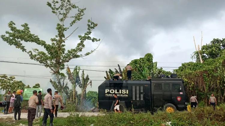 Polres Sorong Selatan Sigap Padamkan Kebakaran Lahan di Teminabuan