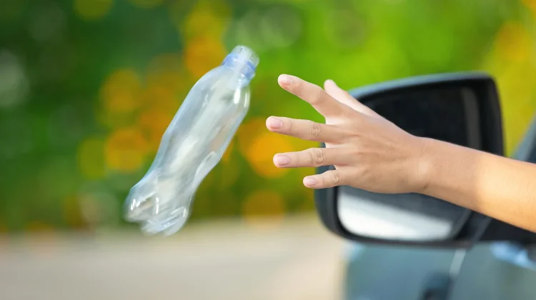 Sering Tinggal Air dalam Mobil, Simak Risikonya