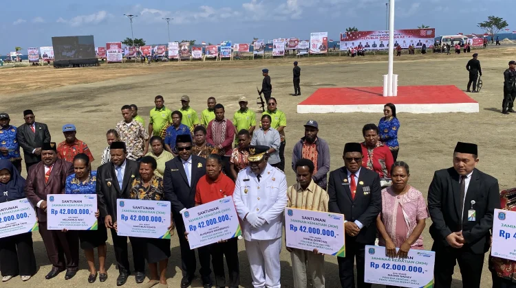Kado HUT RI, Gubernur PBD Serahkan Santunan BPJS Ketenagakerjaan ke 10 Keluarga
