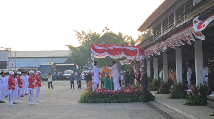 Upacara Penurunan Bendera HUT Ke-81 RI di Kabupaten Sorong