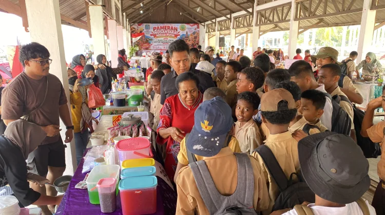 Borong Produk UMKM, Ny. Orpa Kambu "Diserbu" Pelajar Sorong
