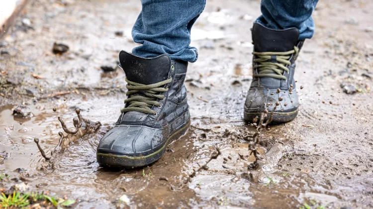 Jangan Pakai Sepatu Basah, Ini Bahaya Mengintai