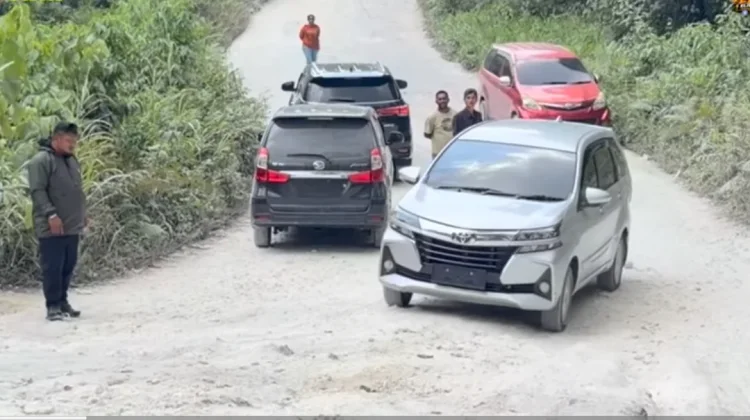 Warga Wayer Keluhkan Jalan Rusak, Pasien Gawat Darurat Kesulitan ke Rumah Sakit