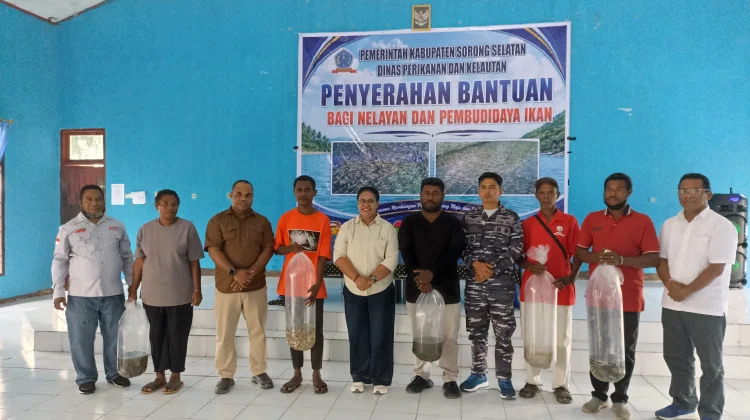 Dinas Perikanan Sorsel Serahkan Bantuan Benih Ikan Bagi Nelayan dan Pembudidaya