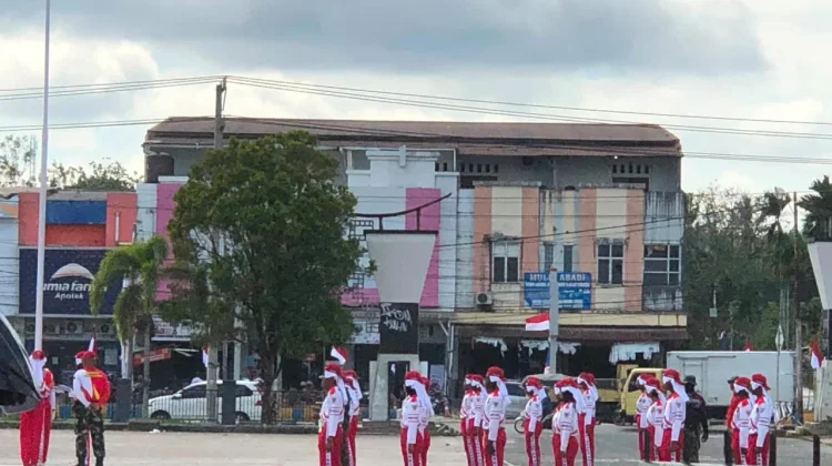 Pencanangan Bulan Kemerdekaan, Pemkab Sorong Bagikan 4.000 Bendera