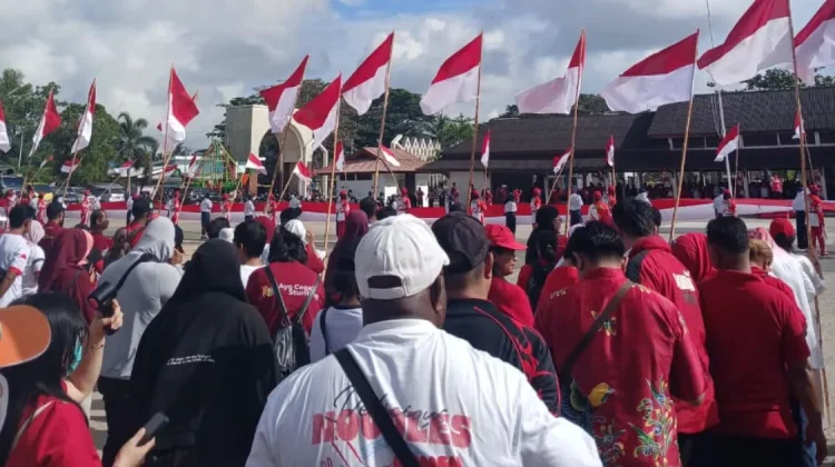 Pembentangan Bendera Merah Putih di Kabupaten Sorong Sambut HUT RI ke-81