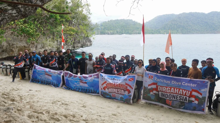 Peringati HUT RI, PADRA Kibarkan Bendera Merah Putih di Bawah Laut Raja Ampat