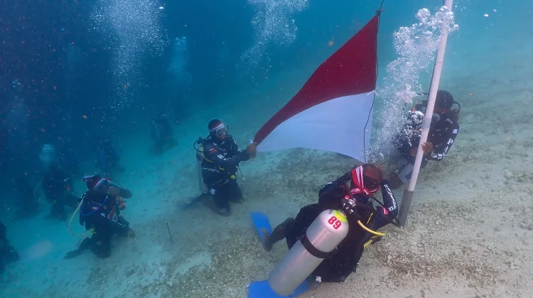 Peringati HUT RI, PADRA Kibarkan Bendera Merah Putih di Bawah Laut Raja Ampat