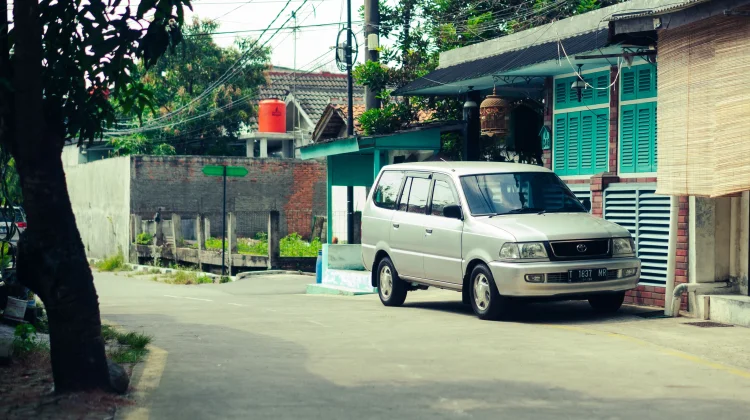 Amankah Kendaraan Terus Terpapar Panas Siang Hari dalam Waktu Lama