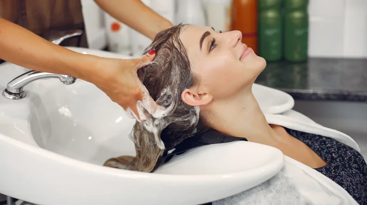 Kebiasaan Keramas Ini Bisa Membuat Rambut Rapuh