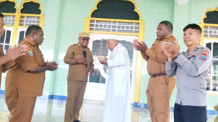 Tepati Janji, Wali Kota Sorong Serahkan Bantuan Rp100 Juta untuk Masjid Jami Doom