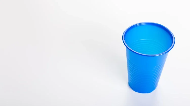 Air Panas dalam Gelas Plastik, Kenali Risikonya Sekarang