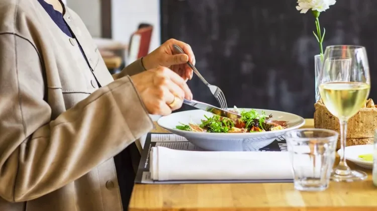 Solo Dining: Cara Menikmati Makan Sendiri tanpa Canggung