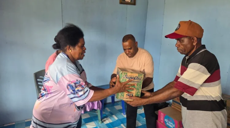 LMA Emeyode Kokoda Bagikan Sembako di Dua Distrik Terdampak Karhutla