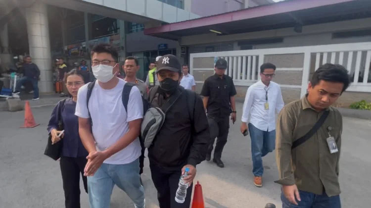 WNA Tiongkok Diperiksa Imigrasi Sorong usai Diduga Memburu Penyu Sisik di Raja Amp
