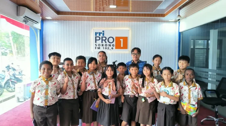 Siswa Shine Primary School Belajar Penyiaran di RRI Sorong