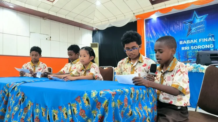Siswa Shine School Belajar Baca Berita Dua Bahasa di RRI Sorong