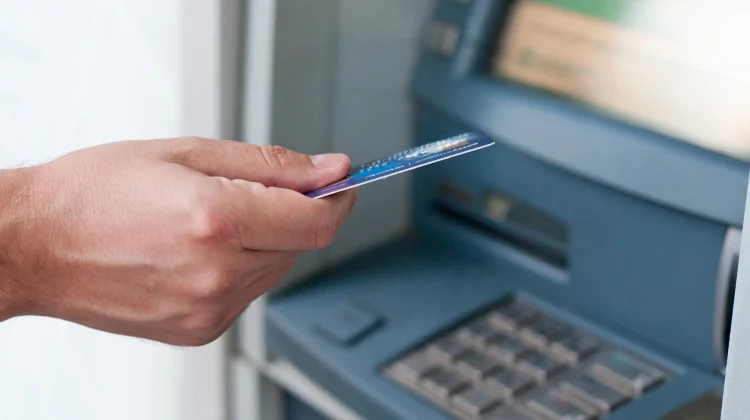 Kenali Penyebab Kartu ATM Tertelan saat Bertransaksi