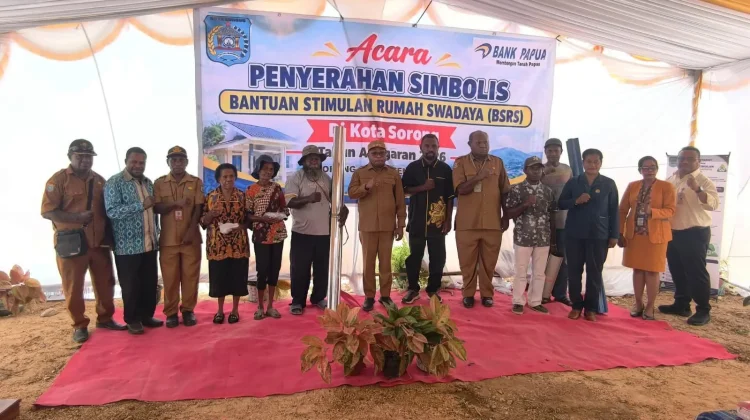 Walikota Sorong Serahkan Bantuan Peternakan dan Alsintan Bagi OAP