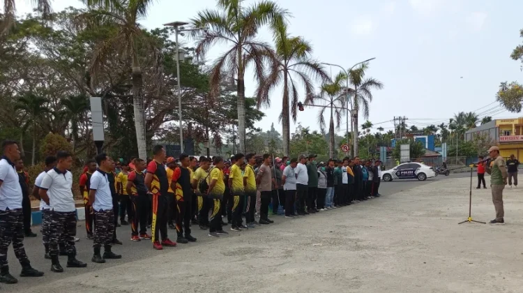 Sambut HUT TNI, Kodim Raja Ampat Bersama ASN Bersih-Bersih Taman hingga Pasar