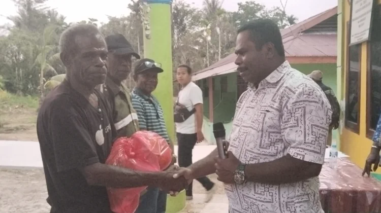 LMA Tehit Serahkan Bantuan Sembako Kepada Hakim Adat