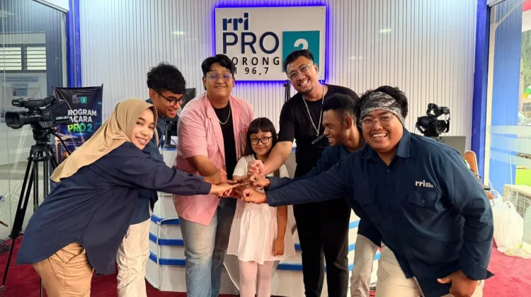 Shelyn Adlyani Tampil Percaya Diri di Studio RRI Sorong