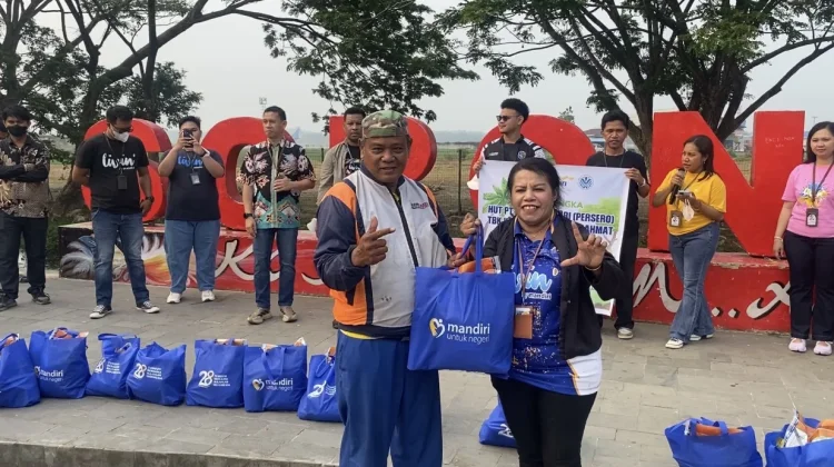 HUT ke-28, Bank Mandiri Bagikan Sembako dan Masker untuk Pahlawan Kebersihan Sorong