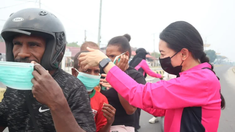 Sambut HKGB ke-74, Bhayangkari Sorong Selatan Bagikan Makanan dan Masker