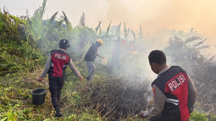Dit Samapta Polda PBD Tangani Kebakaran Hutan dan Lahan di Jalan Petrochina