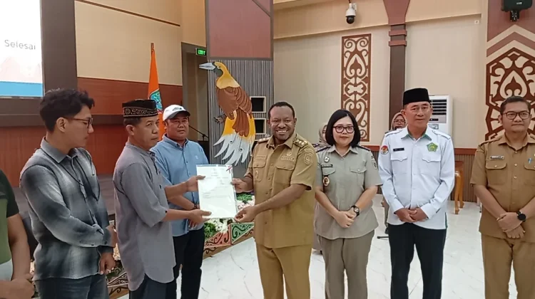 Pemprov Papua Barat Daya Serahkan Sertifikat Tanah Wakaf Dua Masjid di Kota Sorong