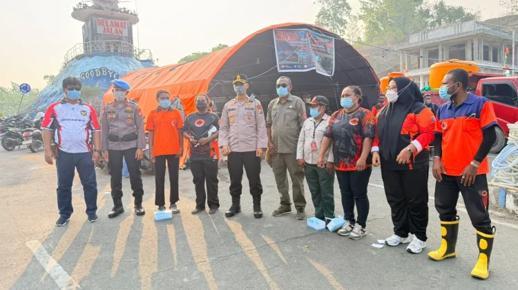 Kurangi Dampak Kabut Asap di Raja Ampat, BPBD dan Polres Bagikan Ribuan Masker