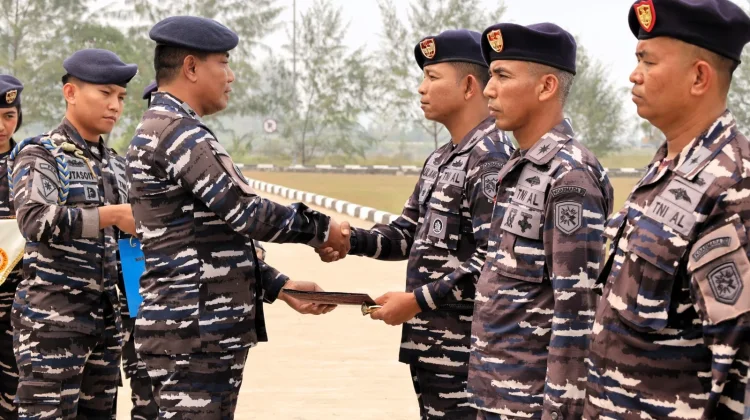 Koarmada III Berikan Penghargaan kepada KRI Teladan dan Prajurit Berprestasi